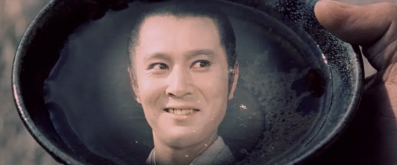 gương mặt xuất hiện trong chén trà